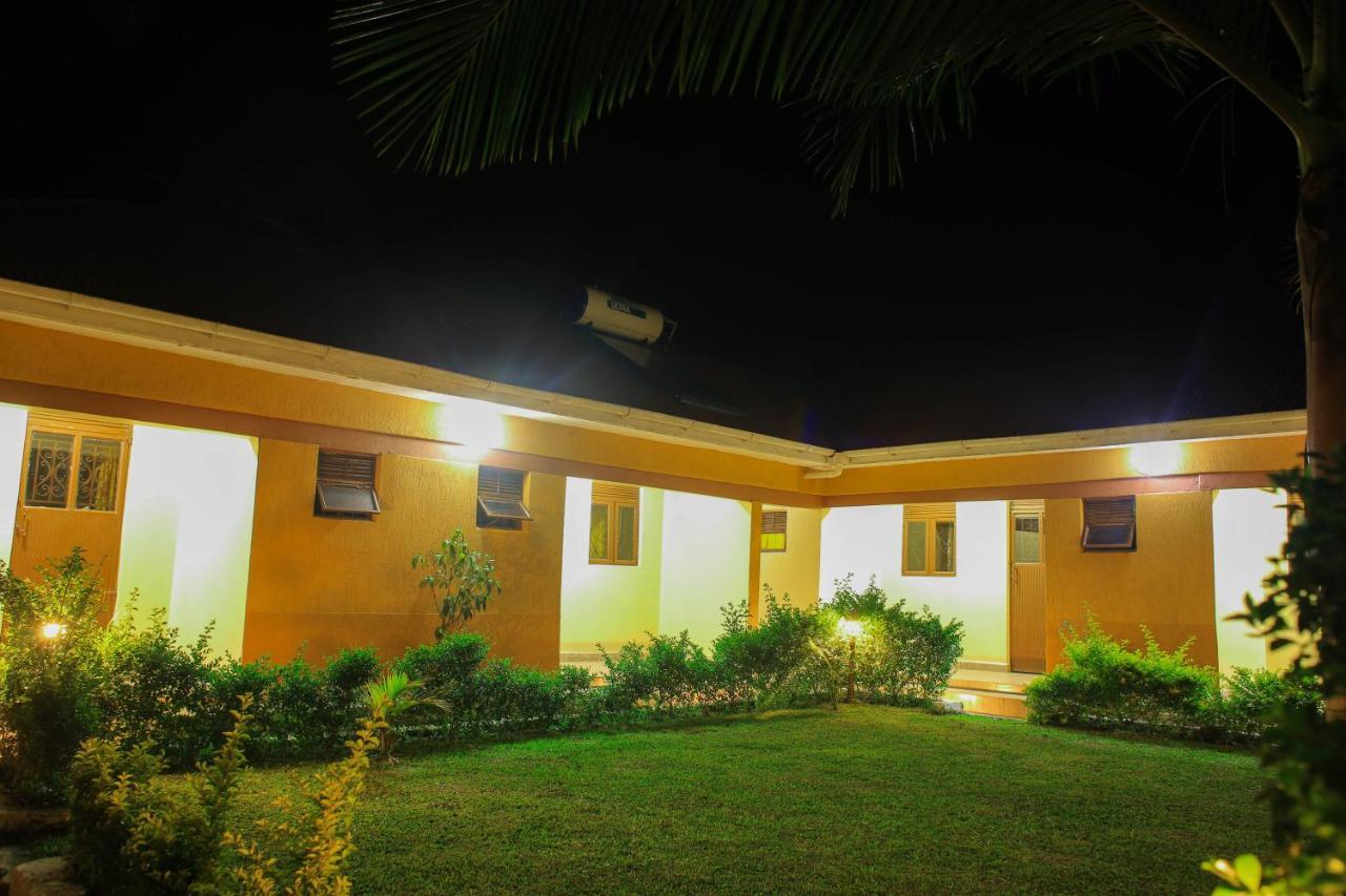 Palm Star Motel Fort Portal Exteriör bild