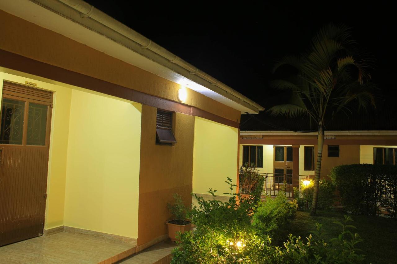 Palm Star Motel Fort Portal Exteriör bild