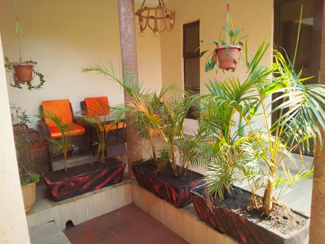 Palm Star Motel Fort Portal Exteriör bild