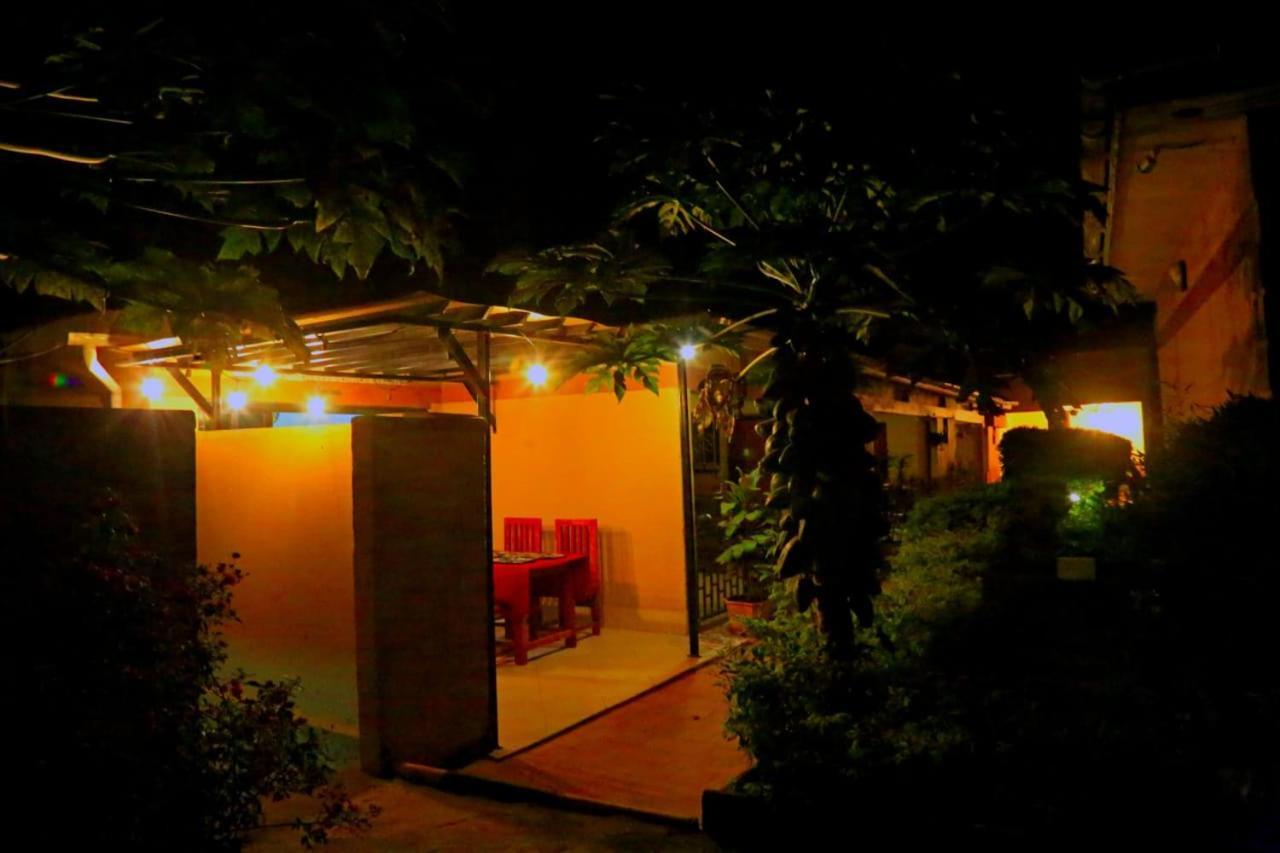 Palm Star Motel Fort Portal Exteriör bild